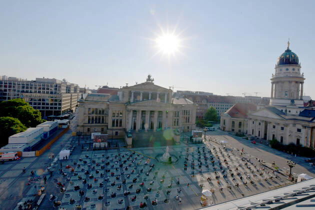 Bilder des Jahres 2021, Entertainment 06 Juni Entertainment Themen der Woche KW24 Entertainment Bilder des Tages Neuinszenierung 200 Jahre FREISCHÜTZ Blick von oben auf das Geschehen aus einem Hotel gegenüber Neuinszenierung 200 Jahre FREISCHÜTZ (1821) Open Air vor dem Konzerthaus, Inszenierung von La Fura, Chefdirigent Christoph Eschenbach, ein musikalischer Kinoabend, in einer warmen Sommernacht mit 500 Gästen im Kreis gesessen am Gendarmenmarkt Berlin am 18.06.2021
