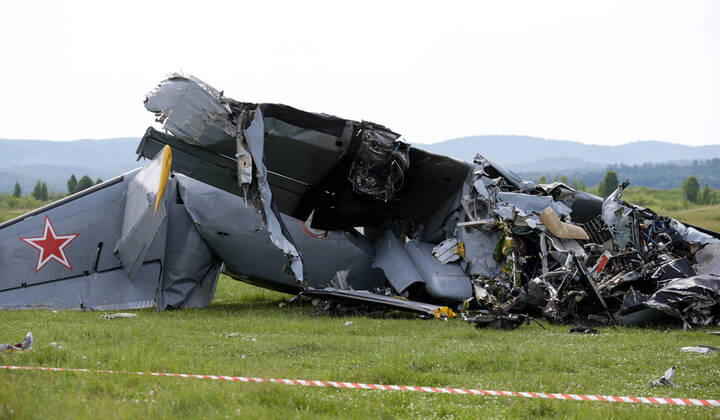 Bilder des Jahres 2021, News 06 Juni News Themen der Woche KW24 News Bilder des Tages KEMEROVO REGION, RUSSIA - JUNE 19, 2021: The site of the crash of a DOSAAF schoolâ€™s L-410 light aircraft near Zhuravlevo, Kemerovo Region, south Siberia. At least nine people, including two crew members died in the accident. The aircraft, which took off from Tanai Airport with 19 people onboard for a parachute training flight, suffered an engine failure and hit tree tops while crashlanding. Danil Aikin TASS  TS1054C5