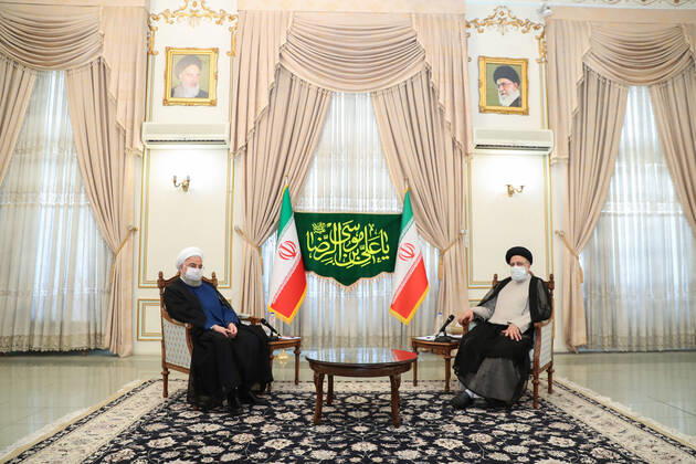 Bilder des Jahres 2021, News 06 Juni News Themen der Woche KW24 News Bilder des Tages June 19, 2021, Tehran, Tehran, Iran: A handout photo made available by the presidential office shows, Iranian president HASSAN ROUHANI (L) and president-elect EBRAHIM RAISI (R) during a meeting in Tehran, Iran, 19 June 2021. Rouhani congratulated Raisi for winning the presidential election. According to an interior ministry official, Raisi won 17.8 million votes, so far. More than 28 million Iranians out of 59 million eligible voters had cast their ballots in the Iranian Presidential election. Iran s hard-line judiciary chief won the country s presidential election in a landslide victory Saturday, propelling the supreme leader s protege into Tehran s highest civilian position in a vote that appeared to see the lowest turnout in the Islamic - ZUMAi98_ 20210619_zih_i98_006 Copyright: xIranianxPresidencyx