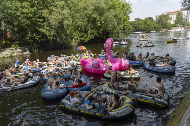 Bilder des Jahres 2021, News 06 Juni News Themen der Woche KW24 News Bilder des Tages Rave-O-Lution Protest In Berlin People attend the Rave-O-lution protest of the Berlin club scene on boats at the Landwehrkanal under the motto Alle in einem Boot (all in one boat) in Berlin, Germany on June 20, 2021. Berlin Berlin Germany contini-raveolut210620_npocH  Copyright: xEmmanuelexContinix