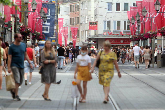 Nach der Lockerung der Schutzmaßnahmen und Wiedereröffnung der Geschäfte sieht die Einkaufsstraße und Fußgängerzone Schönbornstraße in der Innenstadt von Würzburg wieder so wie vor der Coronakrise aus, Bayern, Deutschland