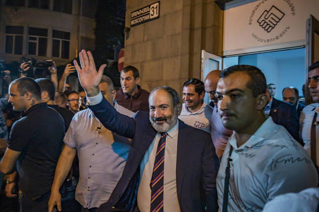 Bilder des Jahres 2021, News 06 Juni News Themen der Woche KW25 News Bilder des Tages June 21, 2021, Yerevan, Yerevan, Armenia: Nikol Pashinyan, Prime Minister of Armenia and main candidate of the Civil Contract party, salutes to his supporters in the entrance of his headquarters after winning the parliamentary elections in Armenia. Yerevan Armenia - ZUMAa131 20210621_zap_a131_002 Copyright: xCelestinoxArcexLavinx