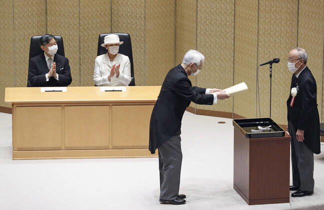 Bilder des Jahres 2021, Entertainment 06 Juni Entertainment Themen der Woche KW25 Entertainment Bilder des Tages Imperial couple attends Japan Academy Prize ceremony Japanese Emperor Naruhito (L) and Empress Masako (2nd from left) applaud at the 111th Japan Academy Prize ceremony in Tokyo on June 21, 2021. The 110th prize ceremony was canceled last year due to the coronavirus pandemic and held in conjunction this year. (Pool photo) 