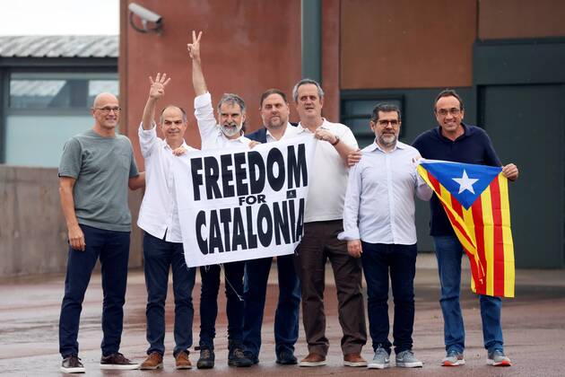 Bilder des Jahres 2021, News 06 Juni News Themen der Woche KW25 News Bilder des Tages Barcelona, Begnadigte inhaftierte Separatistenführer Seven of the nine jailed leaders of the failed 2017 secession attempt in Catalonia from left to right: Raul Romeva, Jordi Turull, Jordi Cuixart, Oriol Junqueras, Joaquim Forn, Jordi Sanchez and Josep Rull celebrate their released after go out of the prision of Sant Joan de Vilatorrada in Barcelona, Catalonia, Spain on 23 June 2021. The nine Catalonian leaders have been released released after the government pardons. Spanish goverment pardons the nine jailed leaders of the failed 2017 secession attempt in Catalonia !ACHTUNG: NUR REDAKTIONELLE NUTZUNG!  Copyright: xQuiquexGarcíax GRAFCAT5267 20210623-6d0272039f5a785554c405b4db7c32c3e7ae64d3