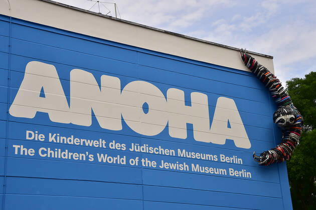 Eröffnung ANOHA im Jüdischen Museum Berlin Vor dem Museumseingang hängt ein Faultier an der Karte nder Hauswand PK zur Eröffnung der Kinderwelt ANOHA im Jüdischen Museum in Berlin am 23.06.2021