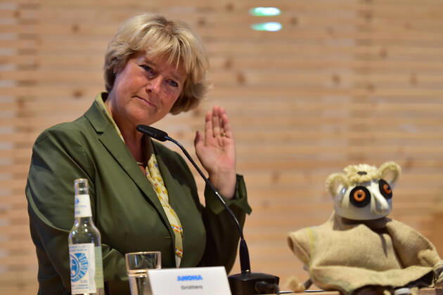 Eröffnung ANOHA im Jüdischen Museum Berlin Prof. Monika Grütters, MdB Kulturministerin, mit einem Katta, Lemur PK zur Eröffnung der Kinderwelt ANOHA im Jüdischen Museum in Berlin am 23.06.2021