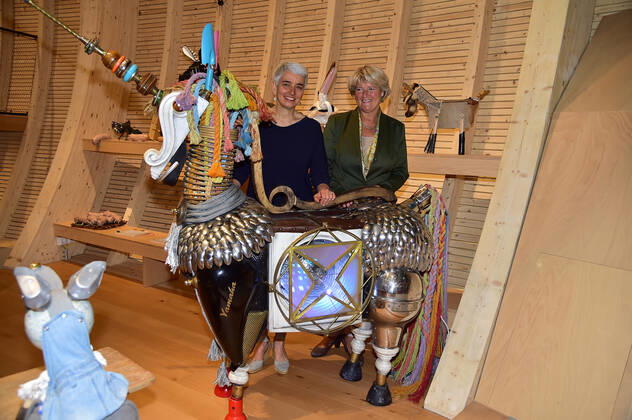 Eröffnung ANOHA im Jüdischen Museum Berlin Hetty Berg, Direktorin des Jüdischen Museum Berlin, Prof. Monika Grütters, MdB Kulturministerin, mit einem Einhorn PK zur Eröffnung der Kinderwelt ANOHA im Jüdischen Museum in Berlin am 23.06.2021