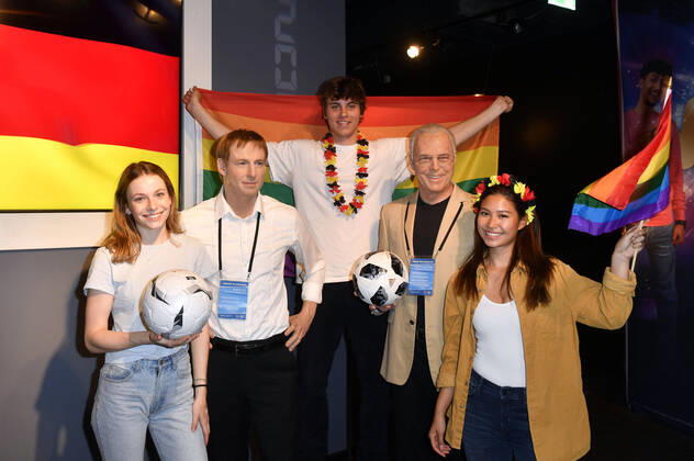 Bilder des Jahres 2021, Entertainment 06 Juni Entertainment Themen der Woche KW25 Entertainment Bilder des Tages Models mit den Wachsfiguren von Jürgen Klinsmann und Franz Beckenbauer bei der Eröffnung des neuen Madame Tussauds Bereichs Berlin 100! Von den goldenen Zwanzigern zur Stadt der Freiheit im Madame Tussauds. Berlin, 23.06.2021