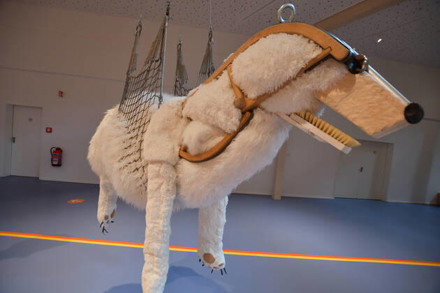 Eröffnung ANOHA im Jüdischen Museum Berlin Ein Eisbär aus Stoff an Seilen hängend mit Alttagsgegenständen PK zur Eröffnung der Kinderwelt ANOHA im Jüdischen Museum in Berlin am 23.06.2021