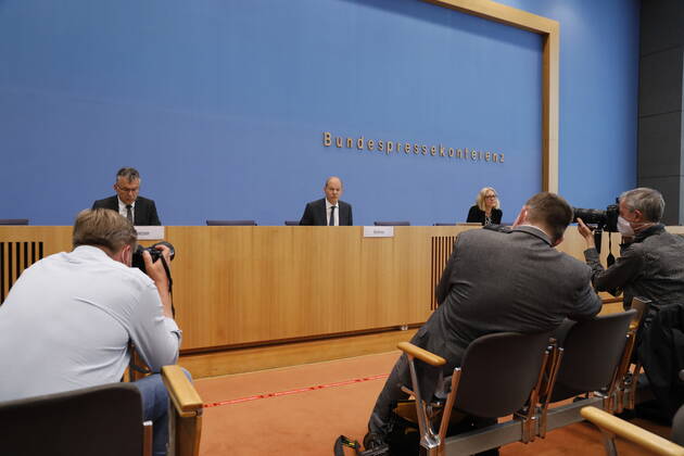 Staatssekretär Werner Gatzer, BMF, Bundesminister der Finanzen Olaf Scholz, Deutschland, Berlin, Bundespressekonferenz, Thema: Regierungsentwurf für den Bundeshaushalt 2022 und den Finanzplan bis 2025