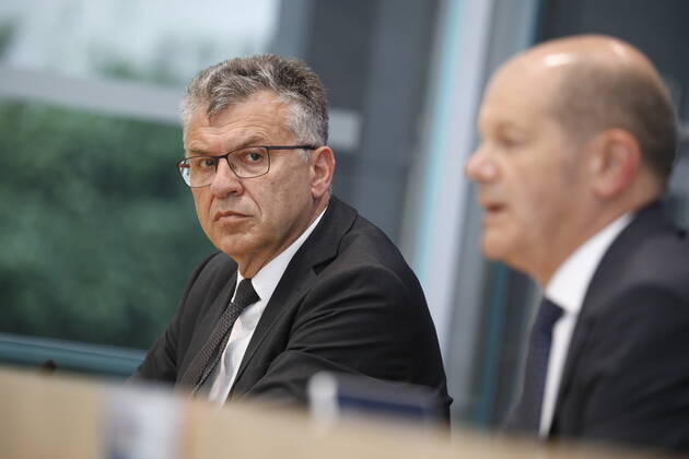 Staatssekretär Werner Gatzer, BMF, Bundesminister der Finanzen Olaf Scholz, Deutschland, Berlin, Bundespressekonferenz, Thema: Regierungsentwurf für den Bundeshaushalt 2022 und den Finanzplan bis 2025