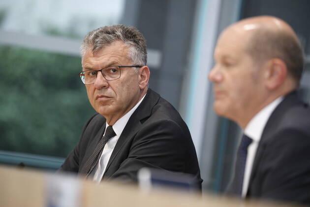 Staatssekretär Werner Gatzer, BMF, Bundesminister der Finanzen Olaf Scholz, Deutschland, Berlin, Bundespressekonferenz, Thema: Regierungsentwurf für den Bundeshaushalt 2022 und den Finanzplan bis 2025