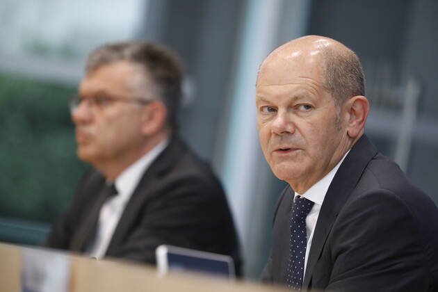 Staatssekretär Werner Gatzer, BMF, Bundesminister der Finanzen Olaf Scholz, Deutschland, Berlin, Bundespressekonferenz, Thema: Regierungsentwurf für den Bundeshaushalt 2022 und den Finanzplan bis 2025