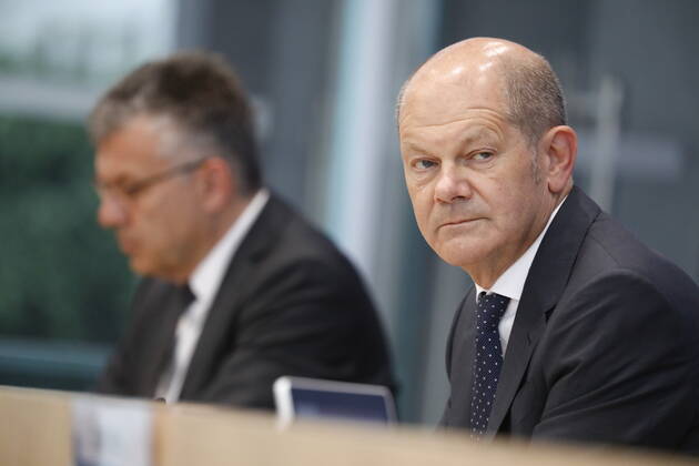 Staatssekretär Werner Gatzer, BMF, Bundesminister der Finanzen Olaf Scholz, Deutschland, Berlin, Bundespressekonferenz, Thema: Regierungsentwurf für den Bundeshaushalt 2022 und den Finanzplan bis 2025