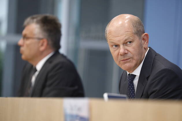 Staatssekretär Werner Gatzer, BMF, Bundesminister der Finanzen Olaf Scholz, Deutschland, Berlin, Bundespressekonferenz, Thema: Regierungsentwurf für den Bundeshaushalt 2022 und den Finanzplan bis 2025