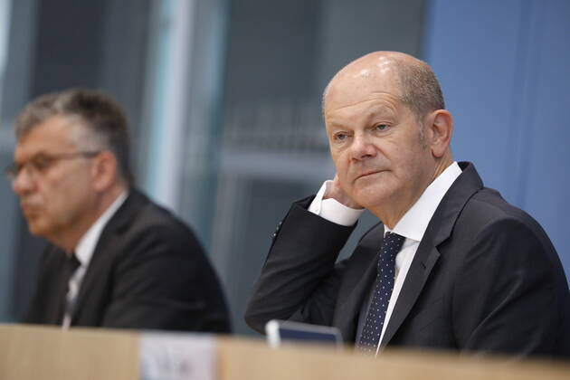 Staatssekretär Werner Gatzer, BMF, Bundesminister der Finanzen Olaf Scholz, Deutschland, Berlin, Bundespressekonferenz, Thema: Regierungsentwurf für den Bundeshaushalt 2022 und den Finanzplan bis 2025