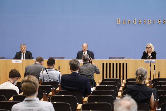 Staatssekretär Werner Gatzer, BMF, Bundesminister der Finanzen Olaf Scholz, Deutschland, Berlin, Bundespressekonferenz, Thema: Regierungsentwurf für den Bundeshaushalt 2022 und den Finanzplan bis 2025