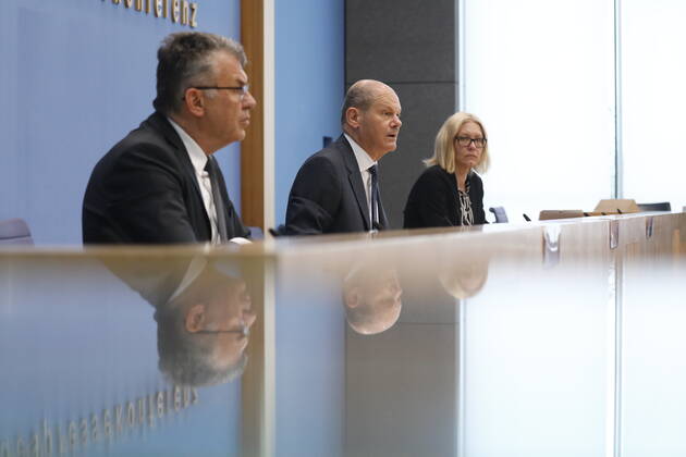 News Bilder des Tages Staatssekretär Werner Gatzer, BMF, Bundesminister der Finanzen Olaf Scholz, Deutschland, Berlin, Bundespressekonferenz, Thema: Regierungsentwurf für den Bundeshaushalt 2022 und den Finanzplan bis 2025