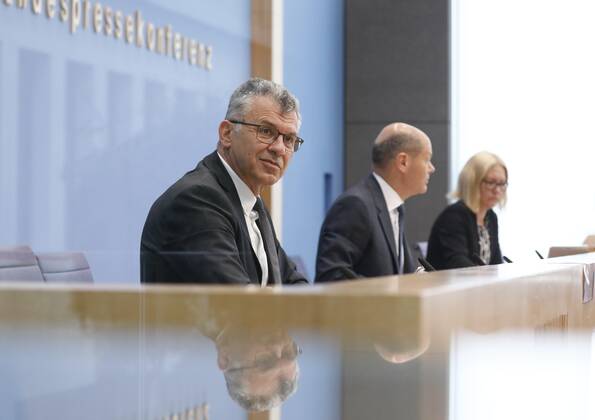 Staatssekretär Werner Gatzer, BMF, Bundesminister der Finanzen Olaf Scholz, Deutschland, Berlin, Bundespressekonferenz, Thema: Regierungsentwurf für den Bundeshaushalt 2022 und den Finanzplan bis 2025