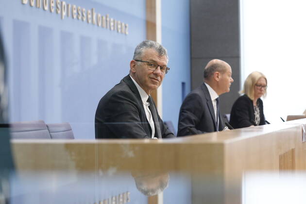 Staatssekretär Werner Gatzer, BMF, Bundesminister der Finanzen Olaf Scholz, Deutschland, Berlin, Bundespressekonferenz, Thema: Regierungsentwurf für den Bundeshaushalt 2022 und den Finanzplan bis 2025