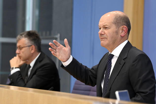 Werner Gatzer und Olaf Scholz bei der Pressekonferenz zum Regierungsentwurf für den Bundeshaushalt 2022 und den Finanzplan bis 2025 im Haus der Bundespressekonferenz. Berlin, 23.06.2021