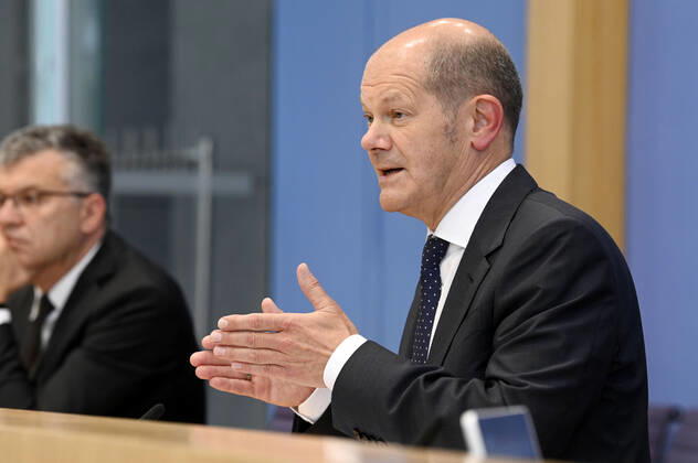 Werner Gatzer und Olaf Scholz bei der Pressekonferenz zum Regierungsentwurf für den Bundeshaushalt 2022 und den Finanzplan bis 2025 im Haus der Bundespressekonferenz. Berlin, 23.06.2021