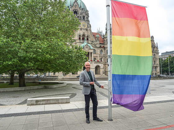 Bilder des Jahres 2021, News 06 Juni News Themen der Woche KW25 News Bilder des Tages Hannover zeigt Regenbogenflagge Hannovers Oberbürgermeister Belit Onay hisst selber die letzte der acht Regenbogenfahnen vor dem Neuen Rathaus Copyright: xBerndxGüntherx
