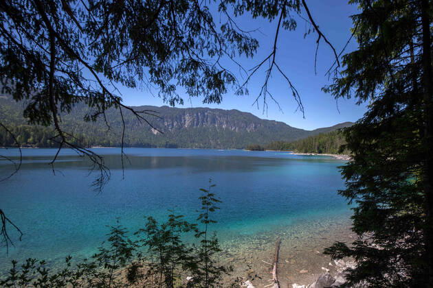 Grainau, Deutschland 14. Juni 2021: Der Eibsee in Bayern in der Gemeinde Grauinau, Nähe von Garmisch-Partenkirchen. Der See bietet Ruhe und eine Naturidylle auf 1000 m Höhe. Urlauber können in der Region Wandern, Radfahren und Wassersport betreiben. Eibsee Bayern Copyright: xFotostandx xFritschx