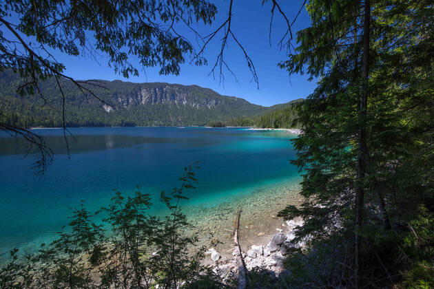 Grainau, Deutschland 14. Juni 2021: Der Eibsee in Bayern in der Gemeinde Grauinau, Nähe von Garmisch-Partenkirchen. Der See bietet Ruhe und eine Naturidylle auf 1000 m Höhe. Urlauber können in der Region Wandern, Radfahren und Wassersport betreiben. Eibsee Bayern Copyright: xFotostandx xFritschx