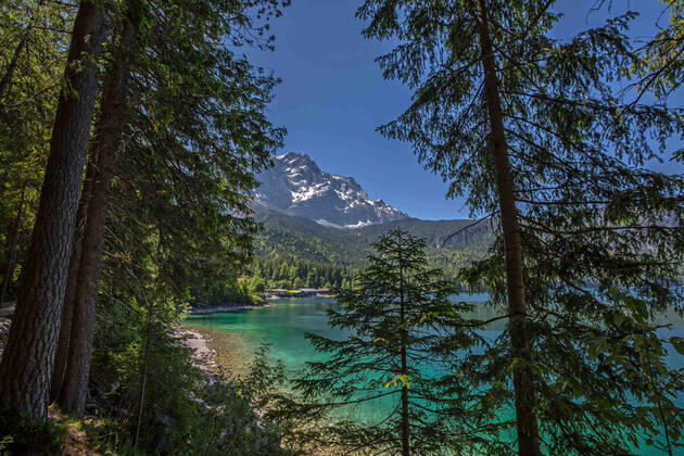Grainau, Deutschland 14. Juni 2021: Der Eibsee in Bayern in der Gemeinde Grauinau, Nähe von Garmisch-Partenkirchen. Der See bietet Ruhe und eine Naturidylle auf 1000 m Höhe. Urlauber können in der Region Wandern, Radfahren und Wassersport betreiben. Eibsee Bayern Copyright: xFotostandx xFritschx