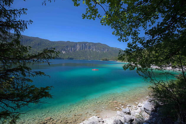 Grainau, Deutschland 14. Juni 2021: Der Eibsee in Bayern in der Gemeinde Grauinau, Nähe von Garmisch-Partenkirchen. Der See bietet Ruhe und eine Naturidylle auf 1000 m Höhe. Urlauber können in der Region Wandern, Radfahren und Wassersport betreiben. Eibsee Bayern Copyright: xFotostandx xFritschx