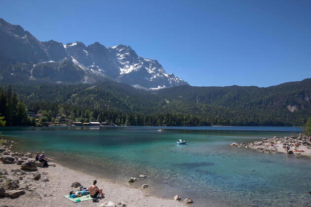 Grainau, Deutschland 14. Juni 2021: Der Eibsee in Bayern in der Gemeinde Grauinau, Nähe von Garmisch-Partenkirchen. Der See bietet Ruhe und eine Naturidylle auf 1000 m Höhe. Urlauber können in der Region Wandern, Radfahren und Wassersport betreiben. Eibsee Bayern Copyright: xFotostandx xFritschx