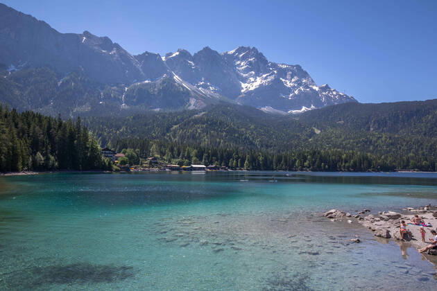 Grainau, Deutschland 14. Juni 2021: Der Eibsee in Bayern in der Gemeinde Grauinau, Nähe von Garmisch-Partenkirchen. Der See bietet Ruhe und eine Naturidylle auf 1000 m Höhe. Urlauber können in der Region Wandern, Radfahren und Wassersport betreiben. Eibsee Bayern Copyright: xFotostandx xFritschx