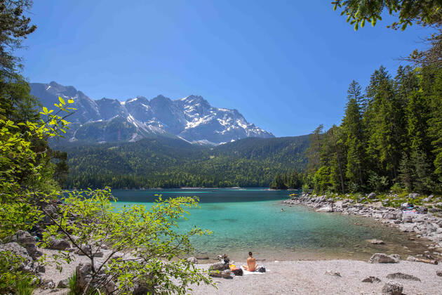 Grainau, Deutschland 14. Juni 2021: Der Eibsee in Bayern in der Gemeinde Grauinau, Nähe von Garmisch-Partenkirchen. Der See bietet Ruhe und eine Naturidylle auf 1000 m Höhe. Urlauber können in der Region Wandern, Radfahren und Wassersport betreiben. Eibsee Bayern Copyright: xFotostandx xFritschx