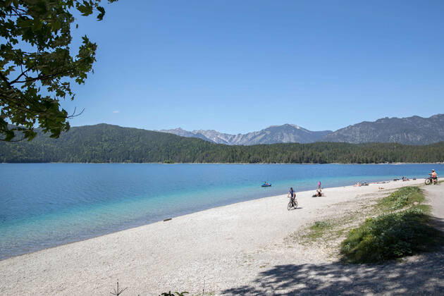 Grainau, Deutschland 14. Juni 2021: Der Eibsee in Bayern in der Gemeinde Grauinau, Nähe von Garmisch-Partenkirchen. Der See bietet Ruhe und eine Naturidylle auf 1000 m Höhe. Urlauber können in der Region Wandern, Radfahren und Wassersport betreiben. Eibsee Bayern Copyright: xFotostandx xFritschx