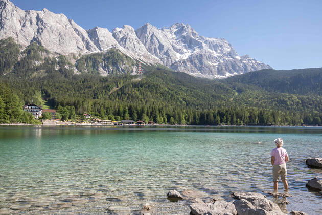 Grainau, Deutschland 14. Juni 2021: Der Eibsee in Bayern in der Gemeinde Grauinau, Nähe von Garmisch-Partenkirchen. Der See bietet Ruhe und eine Naturidylle auf 1000 m Höhe. Urlauber können in der Region Wandern, Radfahren und Wassersport betreiben. Hier ein Blick über den See aus die Zugspitze. Eibsee Bayern Copyright: xFotostandx xFritschx
