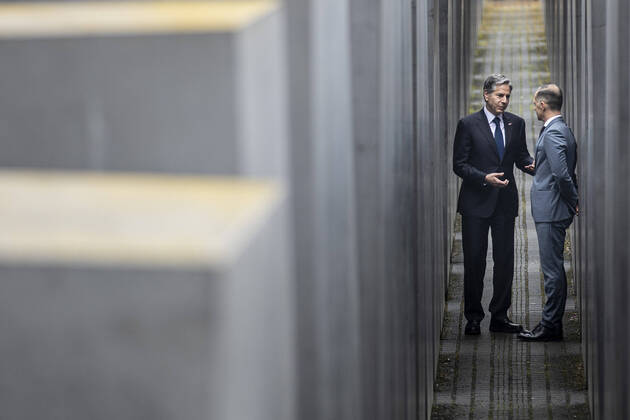 Bilder des Jahres 2021, News 06 Juni News Themen der Woche KW25 News Bilder des Tages (R-L) Heiko Maas, Bundesaussenminister, und Antony Blinken, Aussenminister der Vereinigten Staaten von Amerika, aufgenommen im Rahmen eines gemeinsamen Besuches des Holocaust-Mahnmals in Berlin, 24.06.2021. Berlin Germany