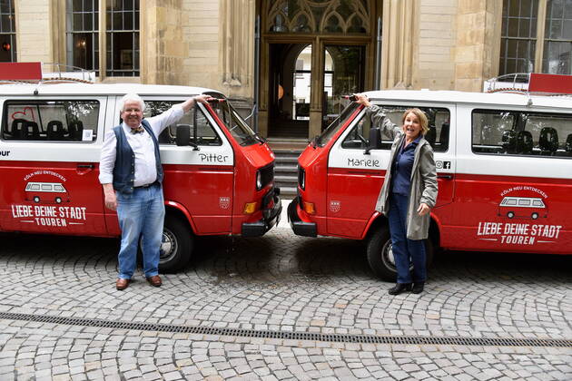 Bilder des Jahres 2021, Entertainment 06 Juni Entertainment Themen der Woche KW25 Entertainment Bilder des Tages Schauspieler Peter Millowitsch und Mariele Millowitsch taufen VW Oldtimer Billis T3 auf die Namen Pitter und Mariele . Mit diesem Bussen können Liebe deine Stadt - Touren durch Köln gebucht werden.
