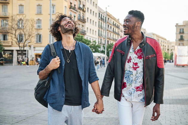 IMAGO Creative: Urban Diversity IMAGO Creative: Pride Month, Juni 2022, Pärchen und Familien Creative Highlights Symbolbilder Happy gay couple with holding hands walking on road model released Symbolfoto AGOF00128