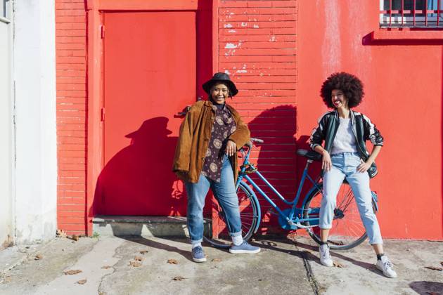 Young friends smiling while leaning on bicycle model released Symbolfoto MEUF02899