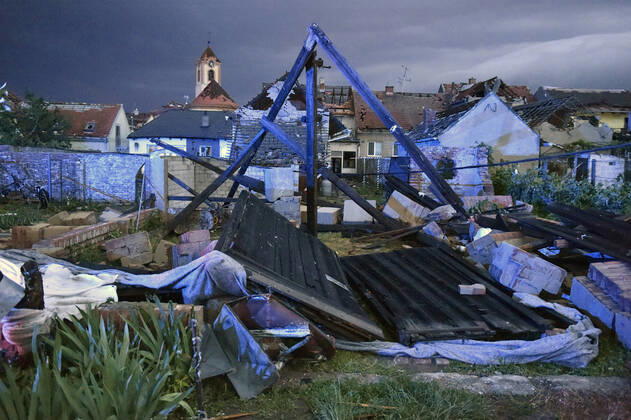 Bilder des Jahres 2021, News 06 Juni News Themen der Woche KW25 News Bilder des Tages Tornado hit village Moravska Nova Ves and several other villages in the Hodonin district, South Moravia, Czech Republic, on Thursday, June 24, 2021. (CTKxPhoto VaclavxSalek) CTKPhotoP2021062410504  sal