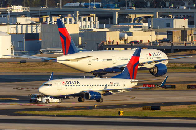 Atlanta, Vereinigte Staaten - 2 April 2019: Ein Boeing 737-700 Flugzeug der Delta Air Lines mit dem Kennzeichen N303DQ auf dem Flughafen Atlanta (ATL) in den Vereinigten Staaten