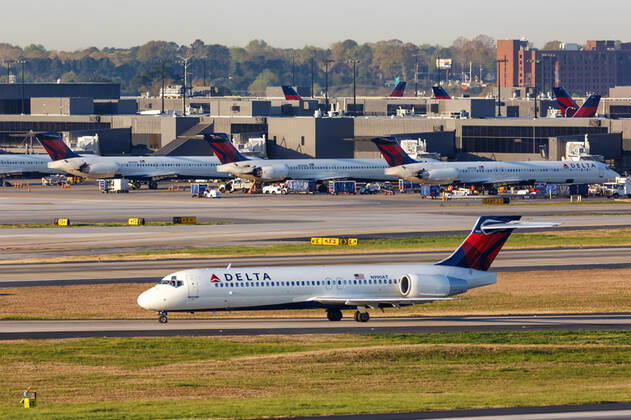 Atlanta, Vereinigte Staaten - 3 April 2019: Ein Boeing 717-200 Flugzeug der Delta Air Lines mit dem Kennzeichen N990AT auf dem Flughafen Atlanta (ATL) in den Vereinigten Staaten