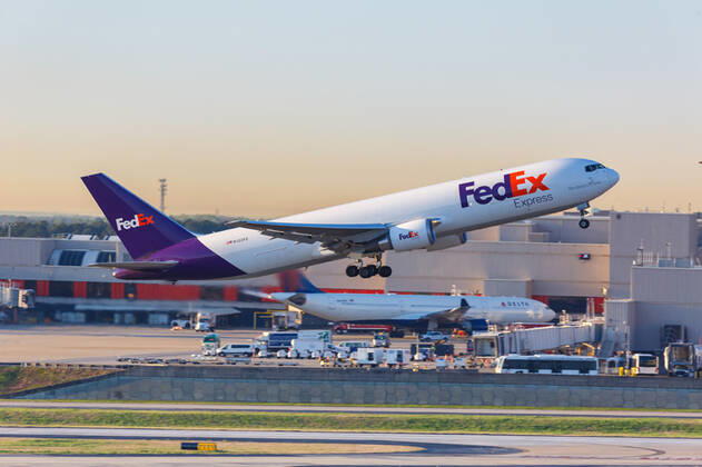 Atlanta, Vereinigte Staaten - 3 April 2019: Ein Boeing 767-300F Flugzeug der FedEx Express mit dem Kennzeichen N122FE auf dem Flughafen Atlanta (ATL) in den Vereinigten Staaten
