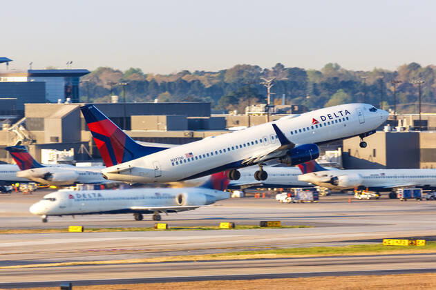 Atlanta, Vereinigte Staaten - 3 April 2019: Ein Boeing 737-800 Flugzeug der Delta Air Lines mit dem Kennzeichen N37700 startet vom Flughafen Atlanta (ATL) in den Vereinigten Staaten