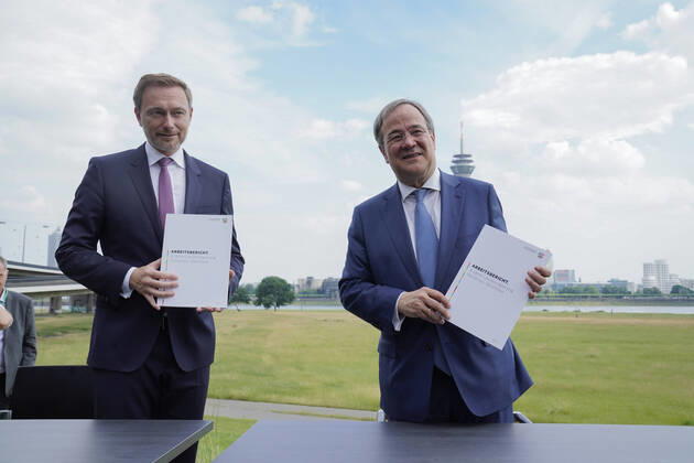 Bilder des Jahres 2021, News 06 Juni News Themen der Woche KW25 News Bilder des Tages Jubilaeum der Unterzeichnung des Koalitionsvertrages zwischen CDU und FDP in Nordrhein-Westfalen Aktuell, 25.04.2021, Berlin, Ministerpraesident Armin Laschet (CDU) von Nordrhein-Westfalen, CDU-Vorsitzender und Kanzlerkandidat gemeinsam mit Christian Lindner (FDP) und des Landesvorsitzenden der Freien Demokraten mit dem Arbeitsbericht der beiden Parteien in Haenden zum Jubilaeum der Unterzeichnung des Koalitionsvertrages zwischen CDU Nordrhein-Westfalen und FDP Nordrhein-Westfalen und bei der Pressekonferenz zum Jubilaeum der Unterzeichnung des Koalitionsvertrages zwischen CDU Nordrhein-Westfalen und FDP Nordrhein-Westfalen auf der Rheinwiese gegenueber dem Landtag in Duesseldorf Duesseldorf Nordrhein-Westfalen Deutschland