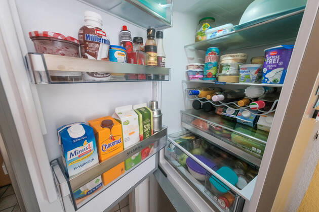 Düsseldorf 27.06.2021 prall gefüllter Kühlschrank offen offener offenen ( Eisschrank ) Lebensmittel Milch Getränke Käse Marmelade Minus L Milch laktosefrei Laktoseintoleranz Essen Chocomel Apfelsaft Müllermilch Margarine Joghurt Lebenshaltungskosten Energie Strom Stromkosten Energie-Effizienz Energieeffizienz Energieeinsparverordnung Energieverbrauch Nebenkosten Mietnebenkosten Flügeltür Flügeltüre frisch haltbar Lagerung Haltbarkeitsdatum Temperatur weisse Ware Vorrat Hamsterkauf Hamsterkäufe Supermarkt Discounter Stromverbrauch Klimakiller Klima Umweltschutz Warenkorb Preissteigerung Preiserhöhung Preisindize Hartz IV Satz Preisstatistik Lebenshaltungskosten Arbeitslosengeld Grundsicherung Sozialleistungen Existenzminimum Reg