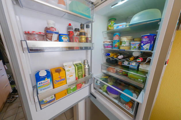 Düsseldorf 27.06.2021 prall gefüllter Kühlschrank offen offener offenen ( Eisschrank ) Lebensmittel Milch Getränke Käse Marmelade Minus L Milch laktosefrei Laktoseintoleranz Essen Chocomel Apfelsaft Müllermilch Margarine Joghurt Lebenshaltungskosten Energie Strom Stromkosten Energie-Effizienz Energieeffizienz Energieeinsparverordnung Energieverbrauch Nebenkosten Mietnebenkosten Flügeltür Flügeltüre frisch haltbar Lagerung Haltbarkeitsdatum Temperatur weisse Ware Vorrat Hamsterkauf Hamsterkäufe Supermarkt Discounter Stromverbrauch Klimakiller Klima Umweltschutz Warenkorb Preissteigerung Preiserhöhung Preisindize Hartz IV Satz Preisstatistik Lebenshaltungskosten Arbeitslosengeld Grundsicherung Sozialleistungen Existenzminimum Reg