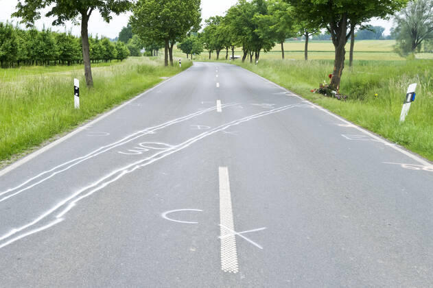 Unfallspuren und Gedenkstätte für ein Verkehrsopfer am Straßenrand Auto Autounfall tödlicher Verkehrsunfall Verkehrsunfallopfer Erinnerung Gedenken Geschwindigkeit Landstraße K14 rasen Straße Straßenverkehr Tod Trauer trauern Trauerstätte Unfall Verkehrssicherheit Verkehrstote Blumen Blumengesteck Blumenstrauß Kerzen gestorben Opfer Todesfolge tot Toter tragisch Tragödie traurig Unfallopfer Unfallort Verkehrsunfallort Unglück verunglückt Markierungen der Polizei Verkehrsunfalldienst Unfallspuren 20210607ad361 Wadersloh Nordrhein-Westfalen NRW Deutschland Germany Copyright: xAchimxDuwentästerx