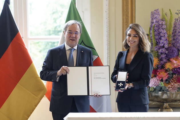 News Themen der Woche KW26 Entertainment Bilder des Tages Verleihung des Landesverdienstorden NRW durch Armin Laschet Aktuell, 28.06.2021, Duesseldorf, Armin Laschet Ministerpraesident von Nordrhein-Westfalen, CDU Vorsitzender und Kanzlerkandidat verleiht den Landesverdienstorden des Landes NRW an Nazan Eckes ausKoeln, die Fernsehmoderatorin und Publizistin ist Tochter tuerkischer Einwanderer und engagiert sich seit vielen Jahren in zahlreichen Verbaenden, Initiativen und Projekten fuer bessere Bildungschancen von Kindern und junger Menschen sowie für Fluechtlingsfamilien und die Vorsorge von Krebserkrankungen . Duesseldorf Nordrhein-Westfalen Deutschland
